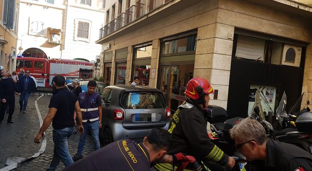 incendio nel palazzo dell'ordine dei giornalisti Camion Vigili del Fuoco bloccati da auto in sosta