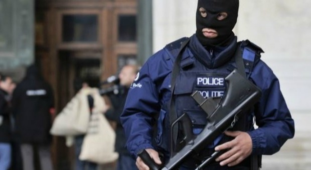 Bruxelles, le falle della polizia belga: costretta a usare WhatsApp per i soccorsi