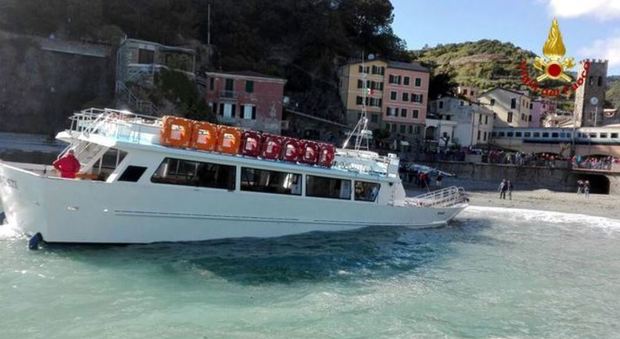 Paura alle Cinque Terre, traghetto finisce contro gli scogli: turisti contusi e sotto choc