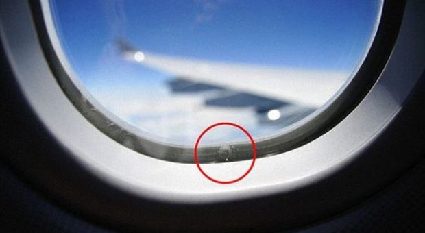 Sul finestrino dell'aereo c'è un forellino: ecco a cosa serve