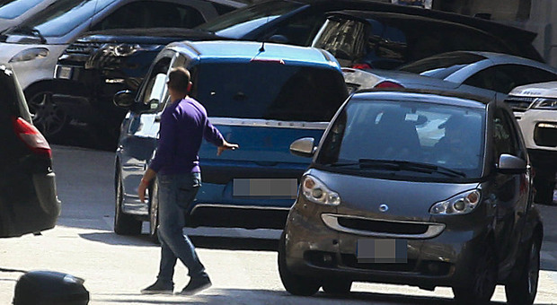 Napoli, a Chiaia la polizia è in azione: task force contro i parcheggiatori