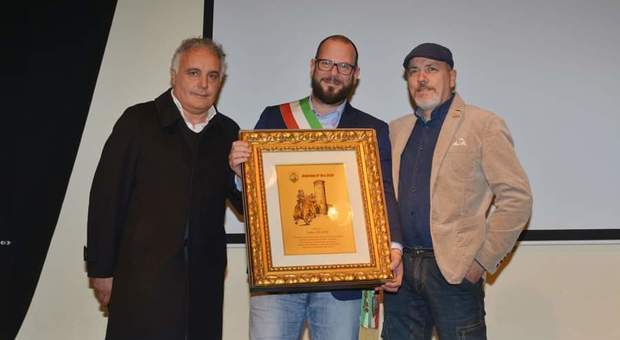 Il sindaco di Cittaducale Leonardo Ranalli premia lo scultore Felice Rufini