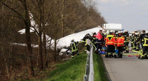 Germania, aereo Cessna precipita in autostrada. ​A bordo in quattro: morte due persone