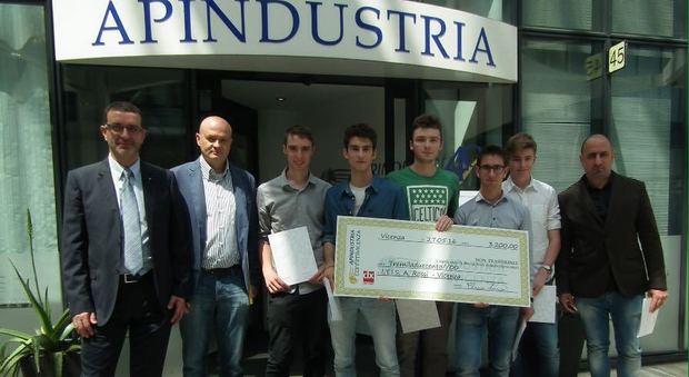 Gli studenti premiati al concorso di Meccatronica di Apindustria