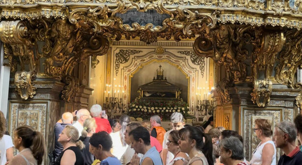 Napoli, Santa Patrizia ripete il miracolo del sangue nel «suo» giorno: centinaia di fedeli in chiesa