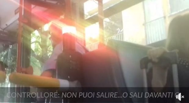 Roma, Raggi posta video degli "scrocconi" su un bus: «Ecco che succede quando cittadini onesti scoprono gli incivili»
