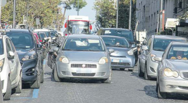 Napoli, la vergogna del parcheggio in doppia fila: traffico in tilt