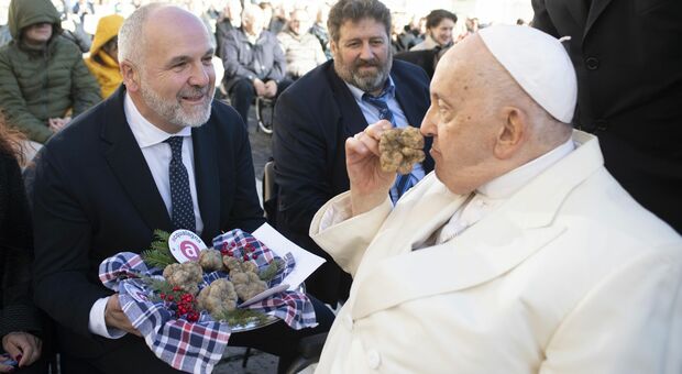 Anche Papa Francesco conquistato dall'irresistibile profumo del tartufo bianco di Acqualagna