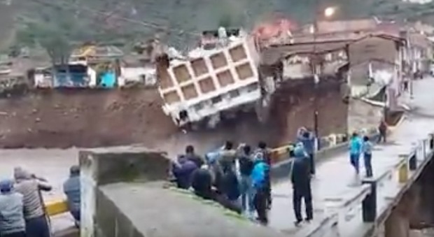 Perù, le piogge torrenziali ingrossano il fiume: hotel in riva frana e si disintegra