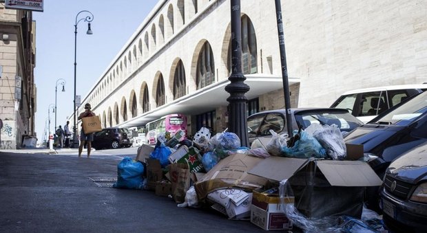 Roma, emergenza rifiuti, la raccolta frena: ecco i cinque quartieri a rischio emergenza