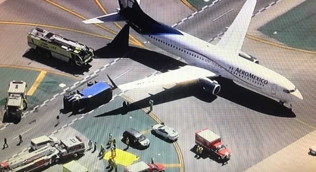 L'aereo atterra e travolge il furgone: otto feriti in aeroporto