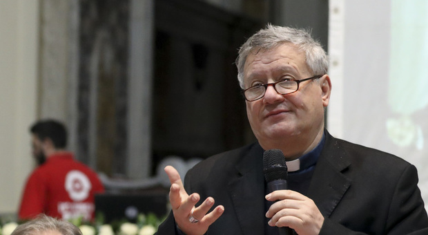 Il vescovo di Acerra: «C'è il rischio totalitarismi, restiamo umani»