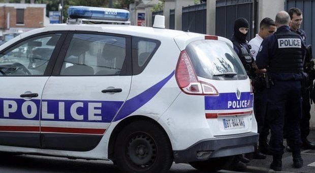 Parigi, minaccia gli agenti con un coltello: ucciso con 5 colpi d'arma da fuoco