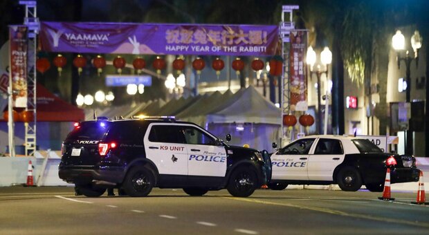 Sparatoria a Los Angeles, almeno 10 morti: terrore durante il Capodanno cinese. «Killer in fuga»