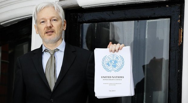 Assange non si consegnerà agli Usa: dietrofront dopo la grazia a Manning