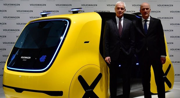 Matthias Mueller (a sinistra), ceo di Volkswagen Group con Frank Witter cfo del gruppo tedesco davanti al veicolo elettrico ed a guida autonoma Sedric