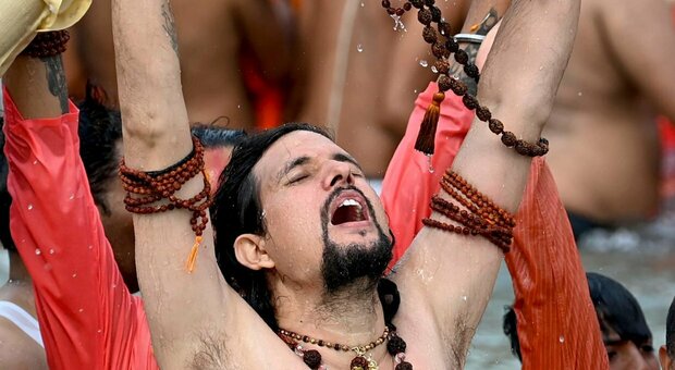 India, il boom di contagi non ferma i rituali indù: migliaia i fedeli ammassati per il bagno nel Gange