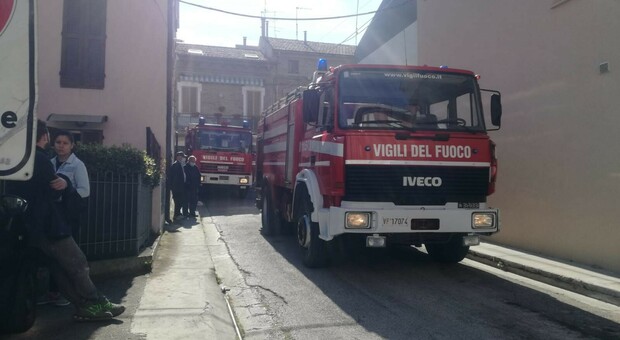 I vigili del fuoco in via Corridoni a Porto Sant'Elpidio