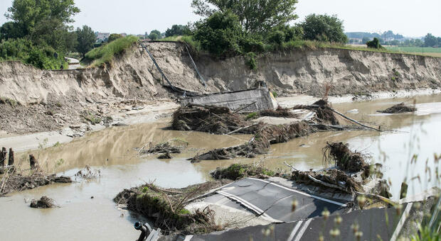 Una foto simbolica: il ponte della Motta crollato durante l'alluvione dell'Emilia Romagna