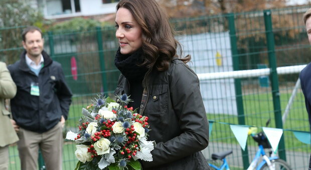 «Kate sta bene, ma non è detto che la convalescenza finisca a Pasqua». La famiglia reale si sgretola e Camilla «esausta» fugge