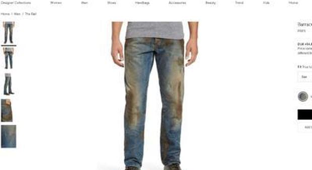 I jeans macchiati di finto fango? Costano 420 euro: bufera sul web