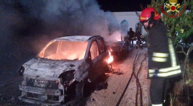 Rogo nella notte, due auto distrutte dalle fiamme sulla via vecchia per Francavilla