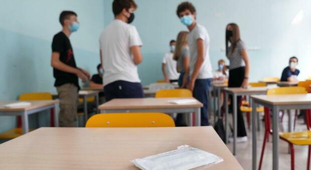 Puglia, solo il 6,4% del personale scolastico non è ancora vaccinato. Gimbe: somministrazioni crollate del 41% in due settimane