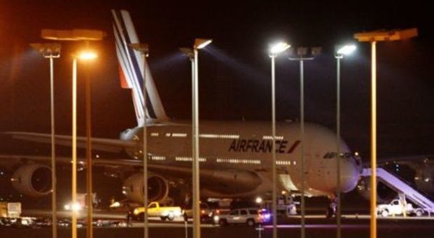 Allarme bomba, due voli Air France diretti a Parigi deviati negli Usa | Foto