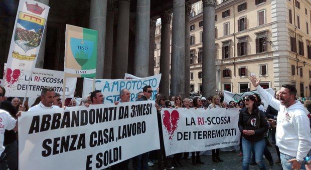 Montecitorio, terremotati in piazza e Salaria bloccata ad Arquata. Ultimatum al governo: «Pronti a bloccare l'Italia»