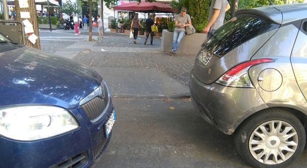 L'auto sulle strisce pedonali in piazza Immacolata