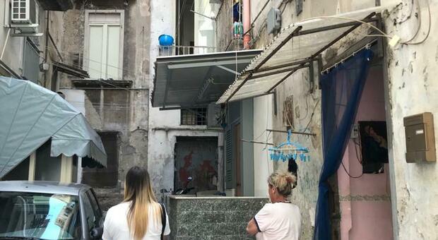 Centro storico di Napoli, allarme rapine a vico Limoncello: «Da quindici giorni senza luce»