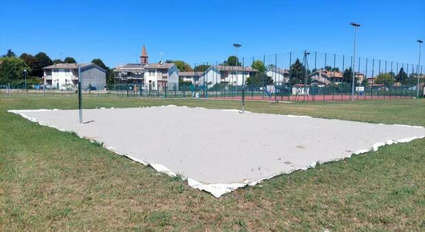 COSTA DI ROVIGO* Il campo da beach volley e tennis realizzato con i soldi di sindaco & C.