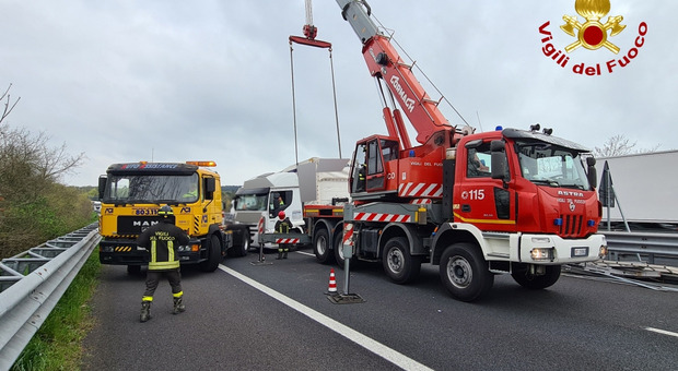 Trieste. Tir rimane bloccato lungo la carreggiata dopo un incidente: raccordo Autostradale chiuso per più di otto ore