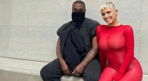 Bianca Censori quasi nuda, a cena con Kanye West vestita "da preservativo"