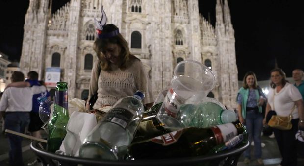 Piazza Duomo come una discarica dopo la Champions: "Alle 9 era già tutto ripulito"