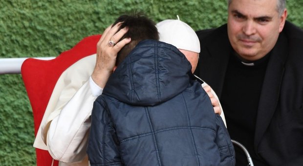 Papa Francesco abbraccia il bimbo che ha perso il papà