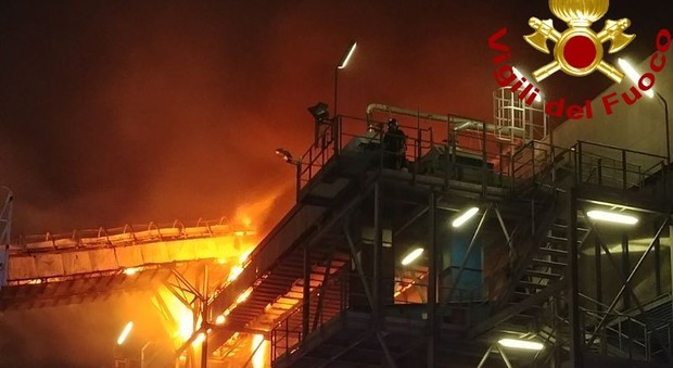 Nastro trasportatore a fuoco nell'impianto Veritas: fiamme alte a Fusina