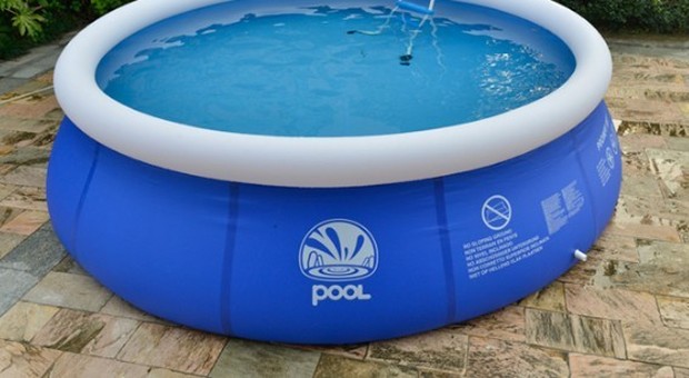 «I ladri potrebbero annegare», condominio costretto a rimuovere la piscina gonfiabile