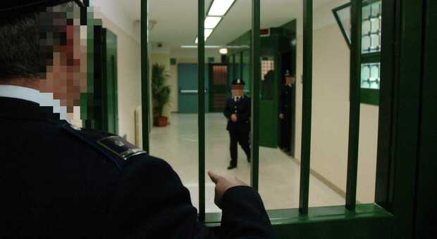 Varese, due detenuti evasi dal carcere: «Hanno scavalcato il muro di cinta»