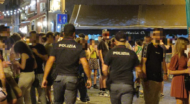 I controlli della polizia in via Ferrante