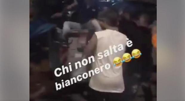 Napoli, gettano anziano in un cassonetto e postano filmato su Facebook, identificati 4 giovani: «Ci annoiavamo»