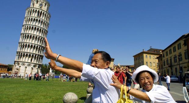Turisti cinesi a Pisa