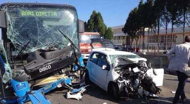 Bari, auto contromano si scontra con un bus: morti una donna 48enne e il figlio di 19 anni