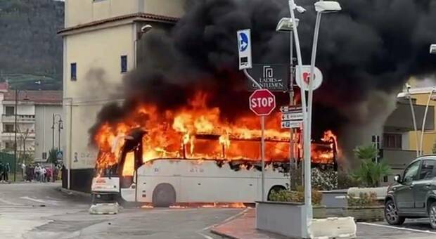 Il bus dei tifosi della Casertana dato alle fiamme dagli ultras della Paganese