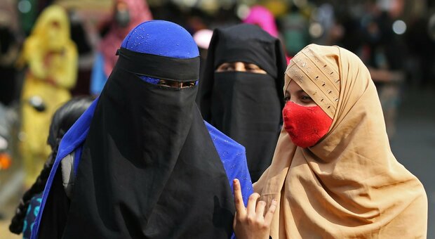 Cos'è il niqab, quando è vietato indossarlo in Italia e le differenze con Burqa e Hijab