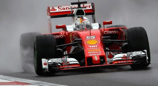 La Ferrari di Sebastian Vettel sotto il diluvio a Shanghai