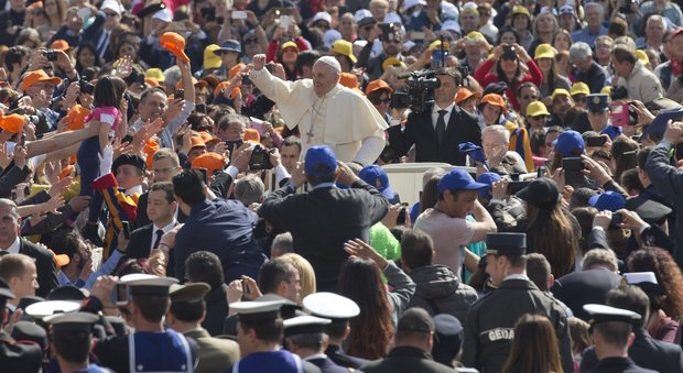I fedeli di Salerno salutano il Papa sventolando berrettini arancione