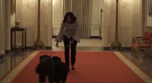 L'ultima passeggiata di Michelle Obama alla Casa Bianca con i suoi cani