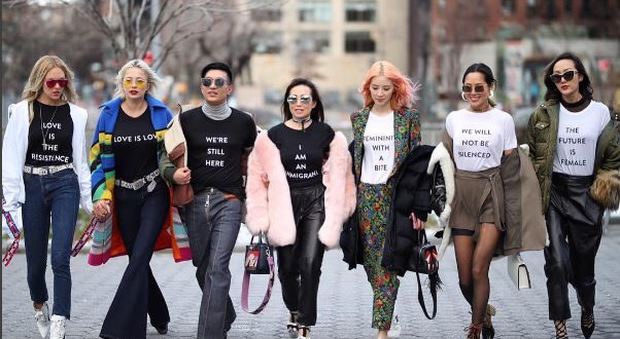 «We should all be feminist», con la T-shirt i diritti delle donne diventano moda
