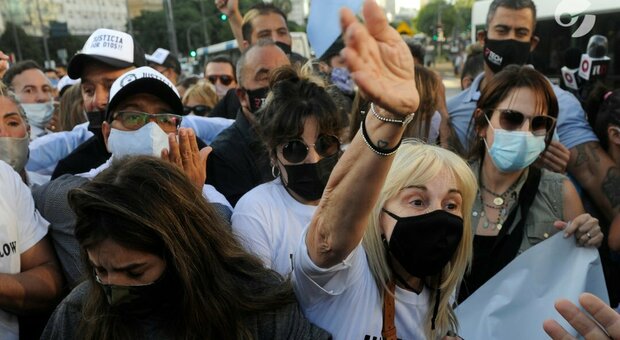 Maradona, il suo popolo in marcia a Buenos Aires: «Diteci chi ha ucciso Diego»
